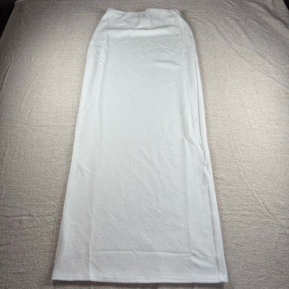 Pretty Little Thing Elegant White Textured Maxi Skirt, size 8 - Picture 1 of 4